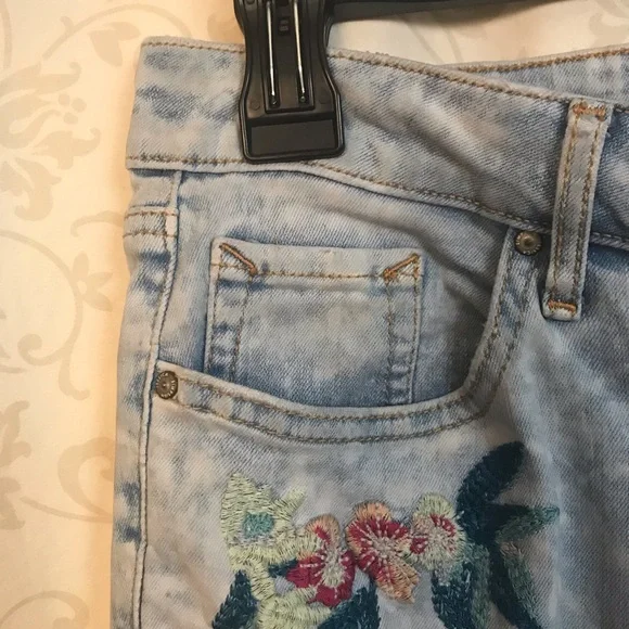 Jessica Simpson light wash blue denim embroidered size 29 - Picture 3 of 5